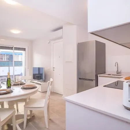 Modern 2br Walk To & Old Town